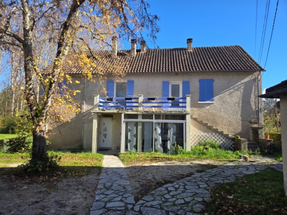 Maison ancienne en pierre crépie de 1845, d’environ 119 m² sur 2 niveaux, avec cour, piscine, garage indépendant