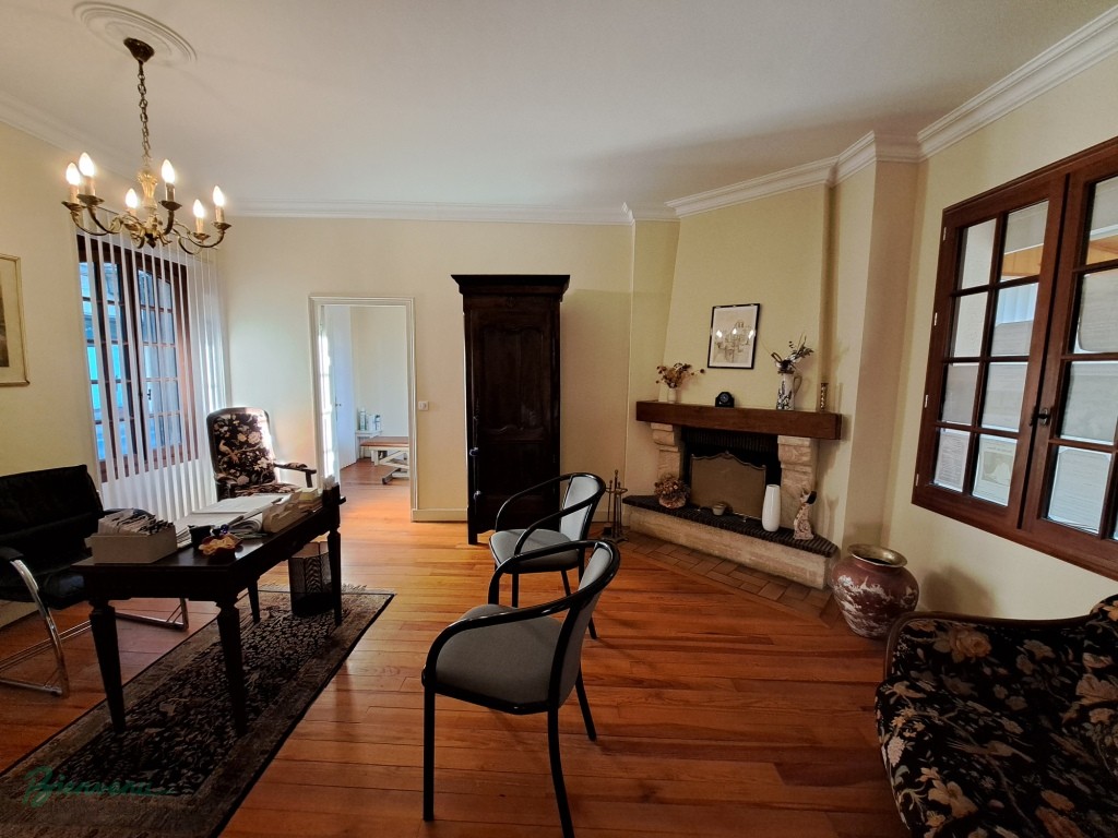 Belle maison de ville en pierres jaunes sur caves, de 140 m² habitables sur 2 niveaux