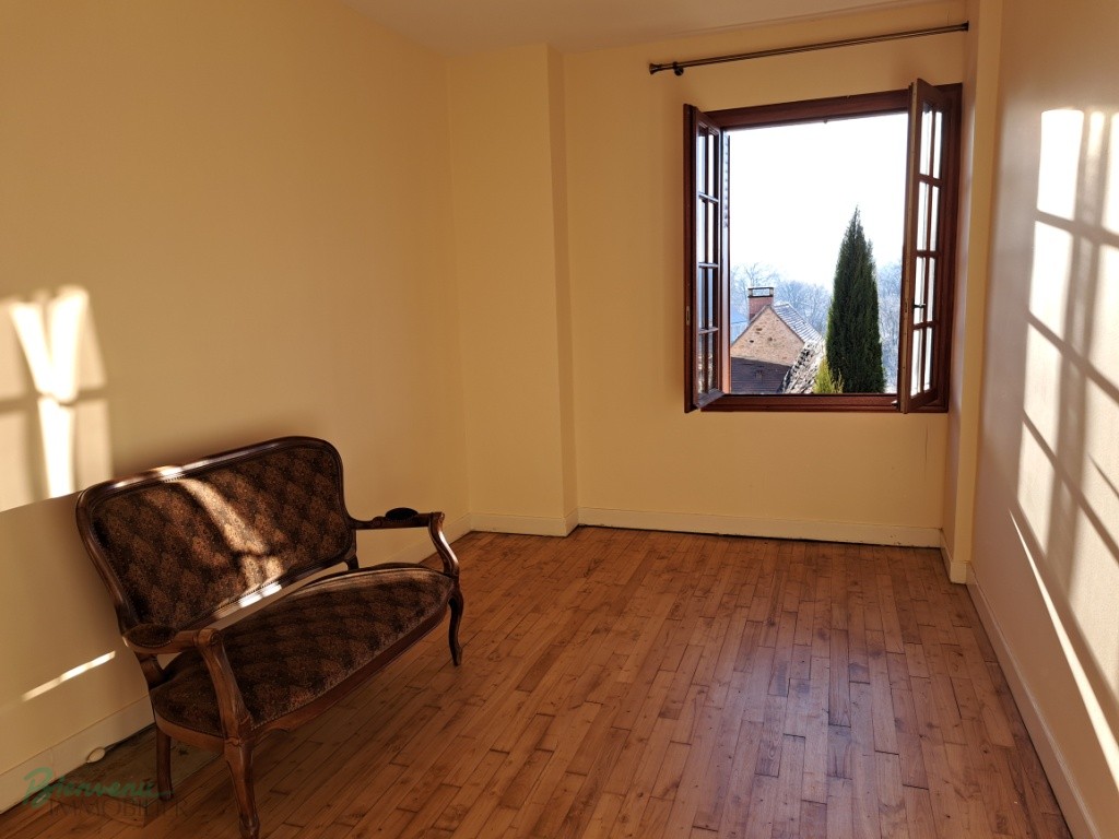 Belle maison de ville en pierres jaunes sur caves, de 140 m² habitables sur 2 niveaux