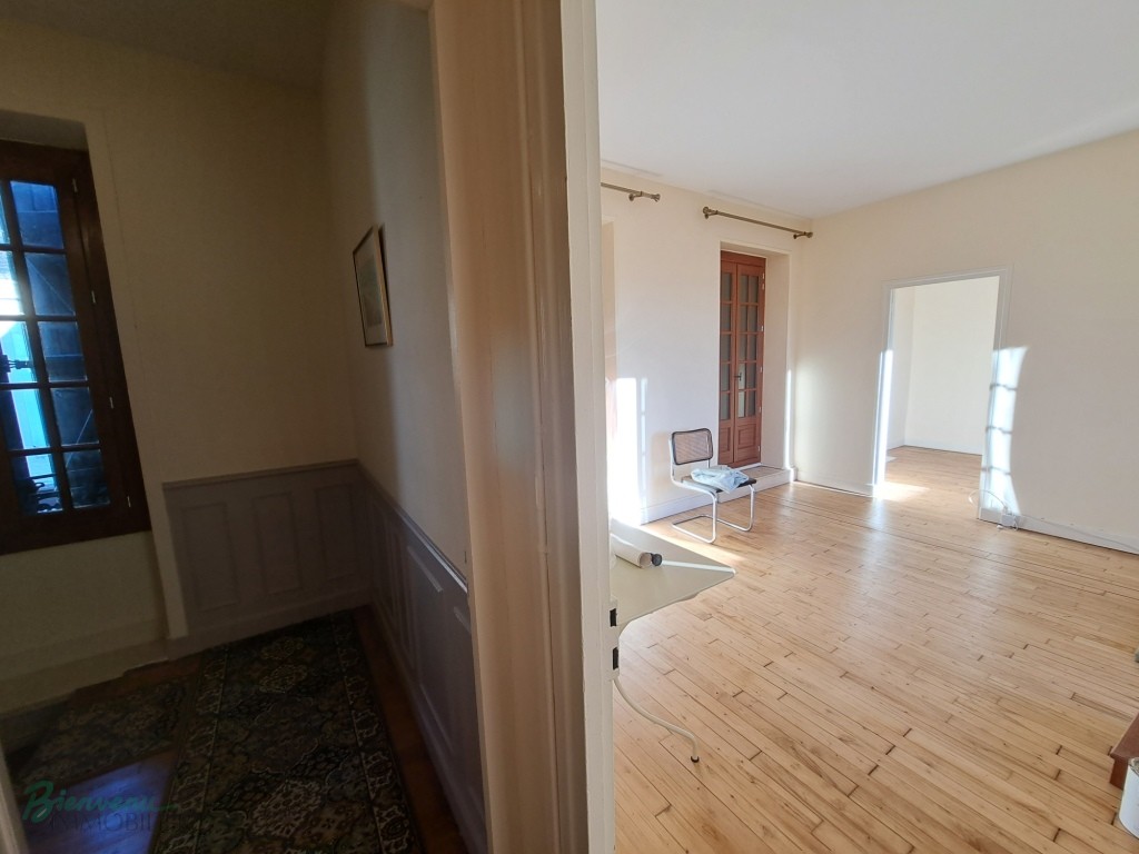 Belle maison de ville en pierres jaunes sur caves, de 140 m² habitables sur 2 niveaux