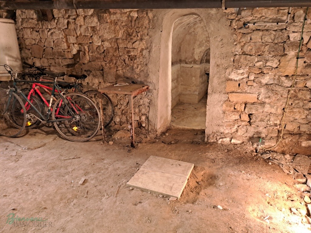 Belle maison de ville en pierres jaunes sur caves, de 140 m² habitables sur 2 niveaux