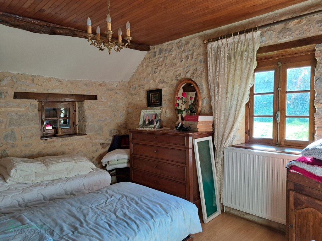 Bel ensemble en pierre constitué d’une ancienne grange convertie en habitation, d’une petite maison, dépendance avec four à pain