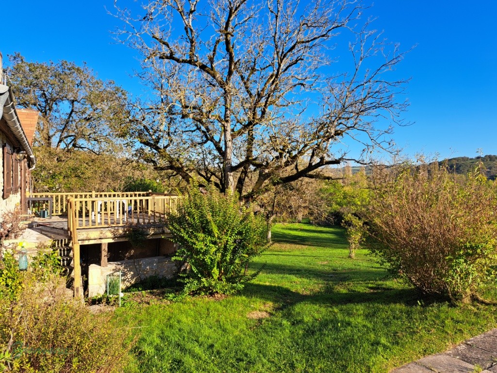Bel ensemble en pierre constitué d’une ancienne grange convertie en habitation, d’une petite maison, dépendance avec four à pain