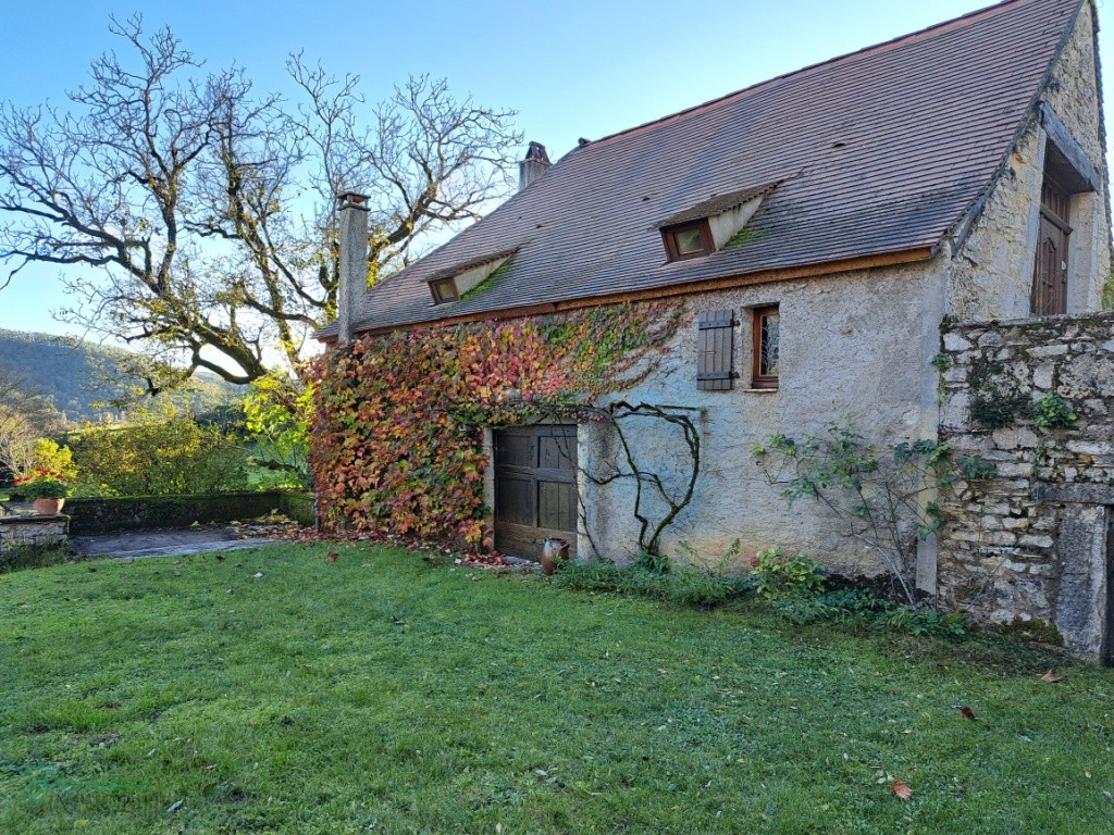 Bel ensemble en pierre constitué d’une ancienne grange convertie en habitation, d’une petite maison, dépendance avec four à pain