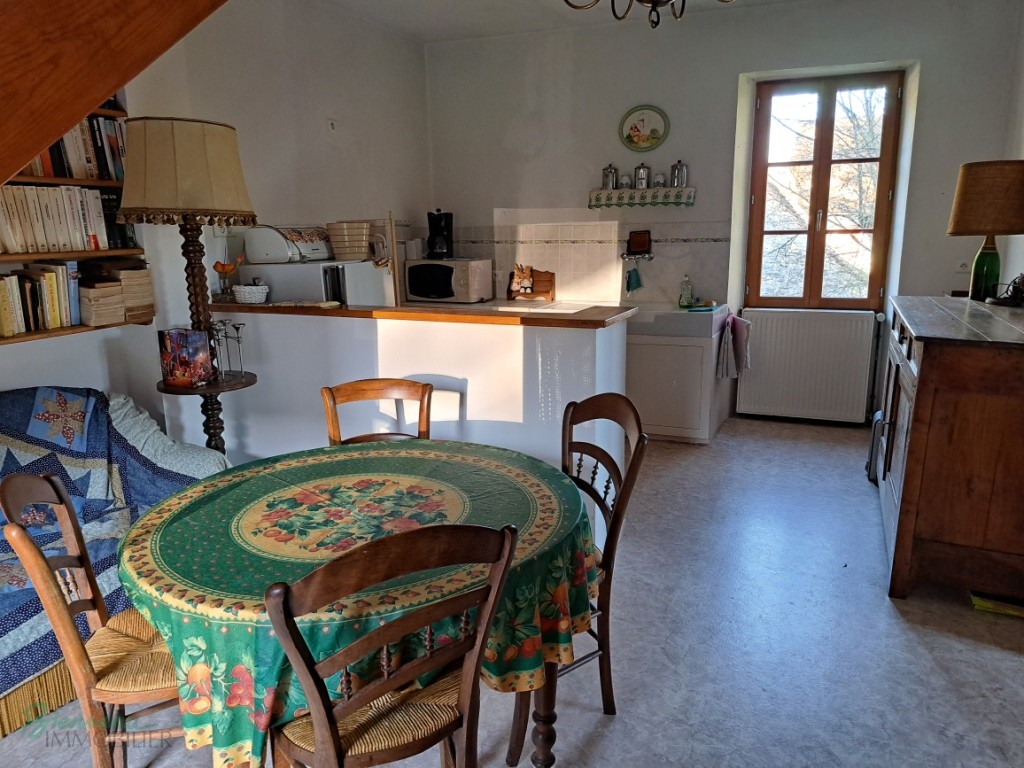 Bel ensemble en pierre constitué d’une ancienne grange convertie en habitation, d’une petite maison, dépendance avec four à pain