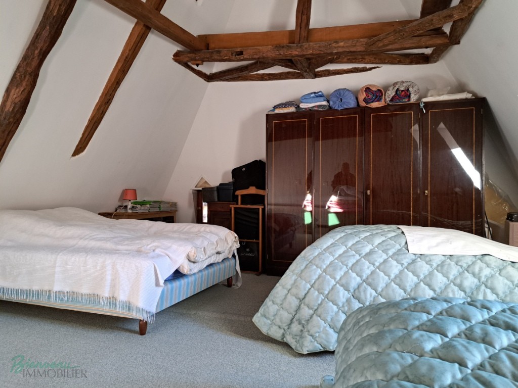 Bel ensemble en pierre constitué d’une ancienne grange convertie en habitation, d’une petite maison, dépendance avec four à pain