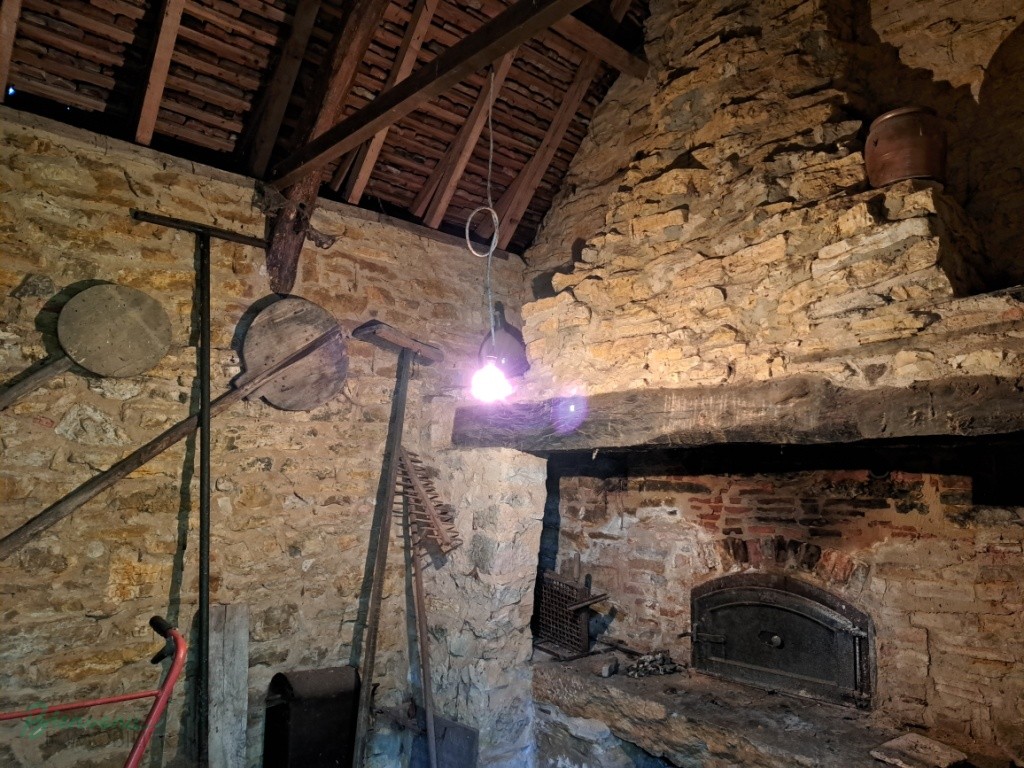 Bel ensemble en pierre constitué d’une ancienne grange convertie en habitation, d’une petite maison, dépendance avec four à pain