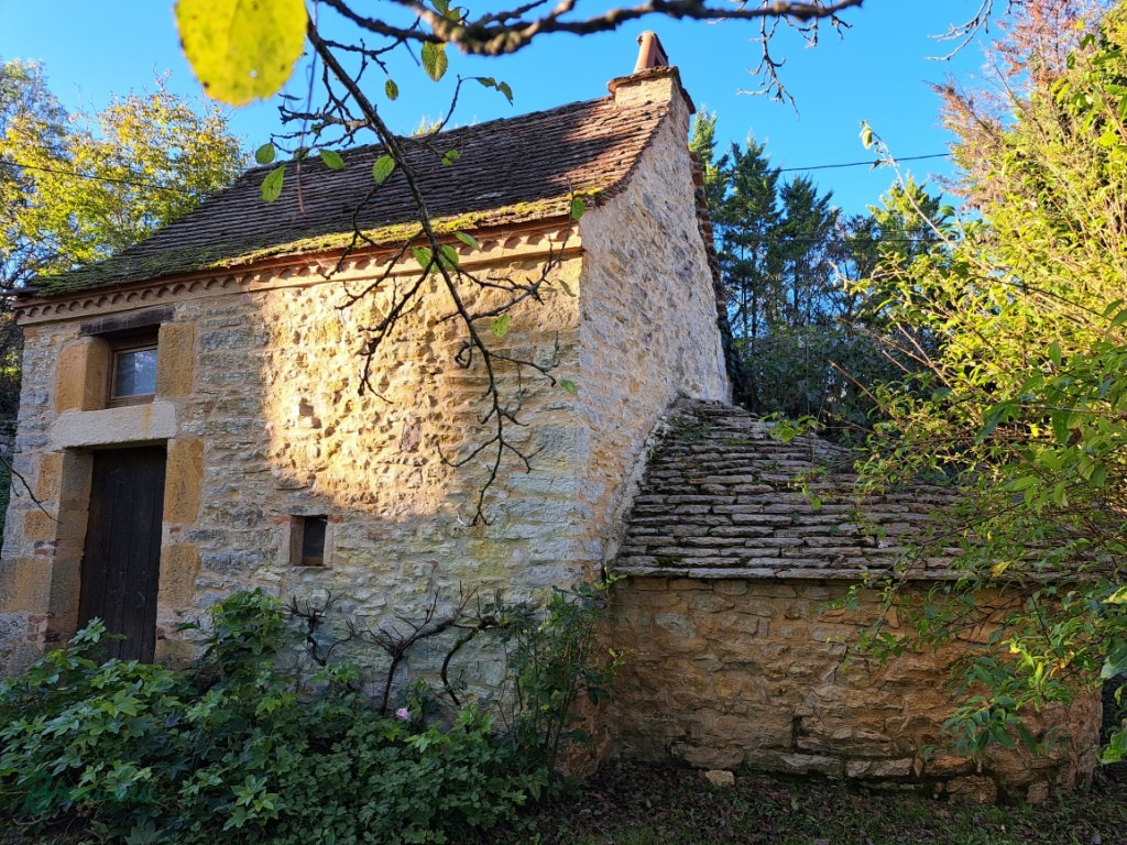 Bel ensemble en pierre constitué d’une ancienne grange convertie en habitation, d’une petite maison, dépendance avec four à pain