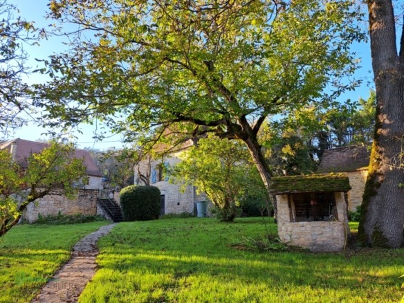 Bel ensemble en pierre constitué d’une ancienne grange convertie en habitation, d’une petite maison, dépendance avec four à pain