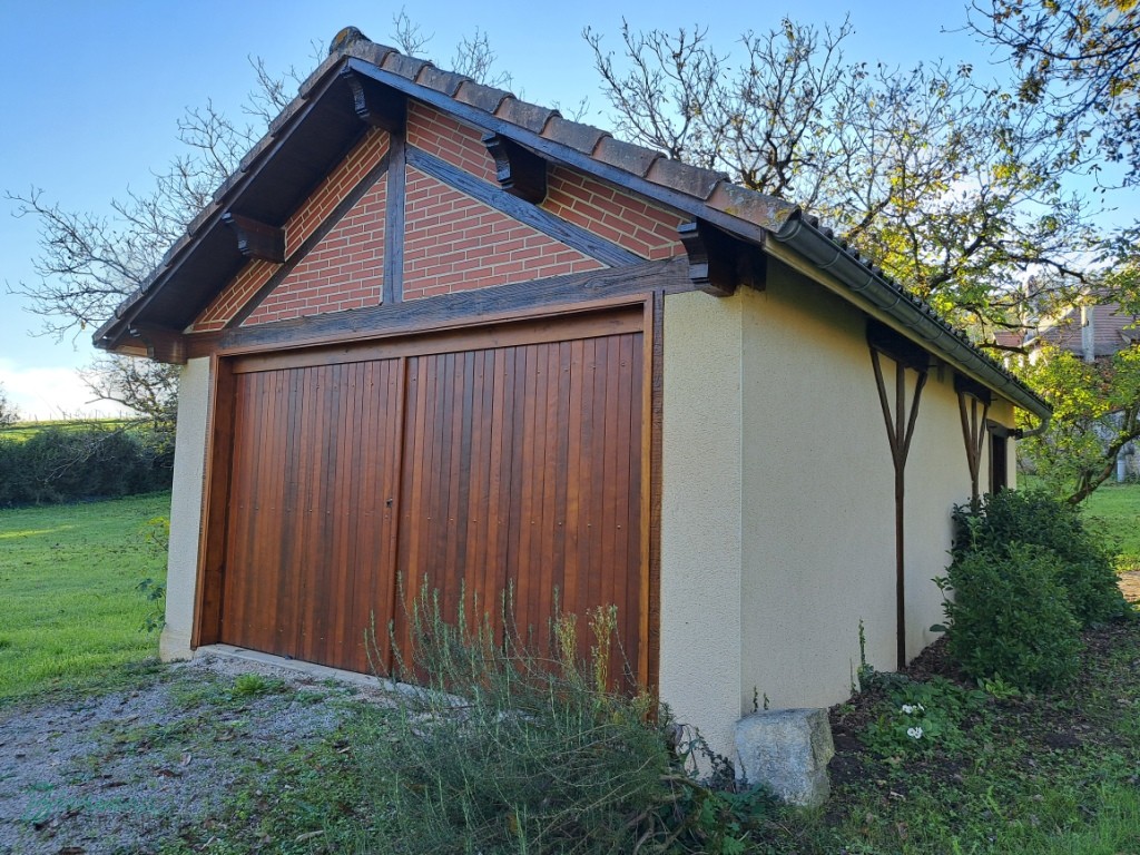 Bel ensemble en pierre constitué d’une ancienne grange convertie en habitation, d’une petite maison, dépendance avec four à pain