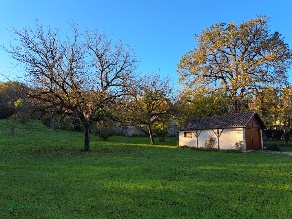 Bel ensemble en pierre constitué d’une ancienne grange convertie en habitation, d’une petite maison, dépendance avec four à pain