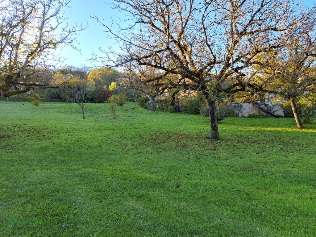 Bel ensemble en pierre constitué d’une ancienne grange convertie en habitation, d’une petite maison, dépendance avec four à pain
