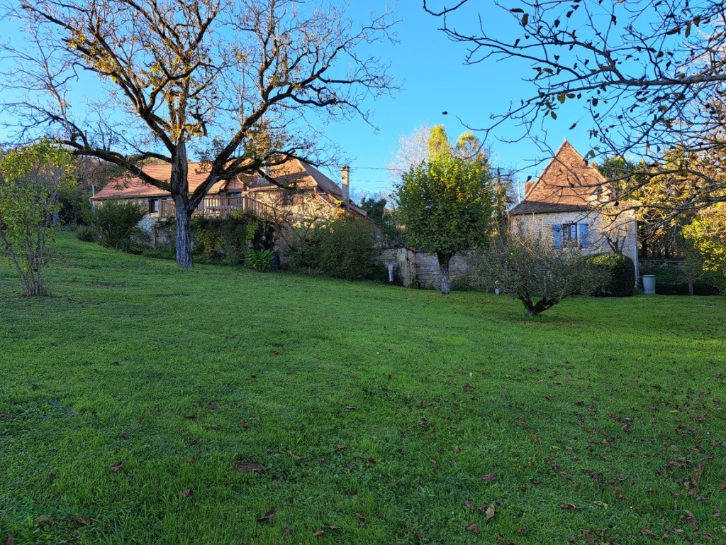 Bel ensemble en pierre constitué d’une ancienne grange convertie en habitation, d’une petite maison, dépendance avec four à pain