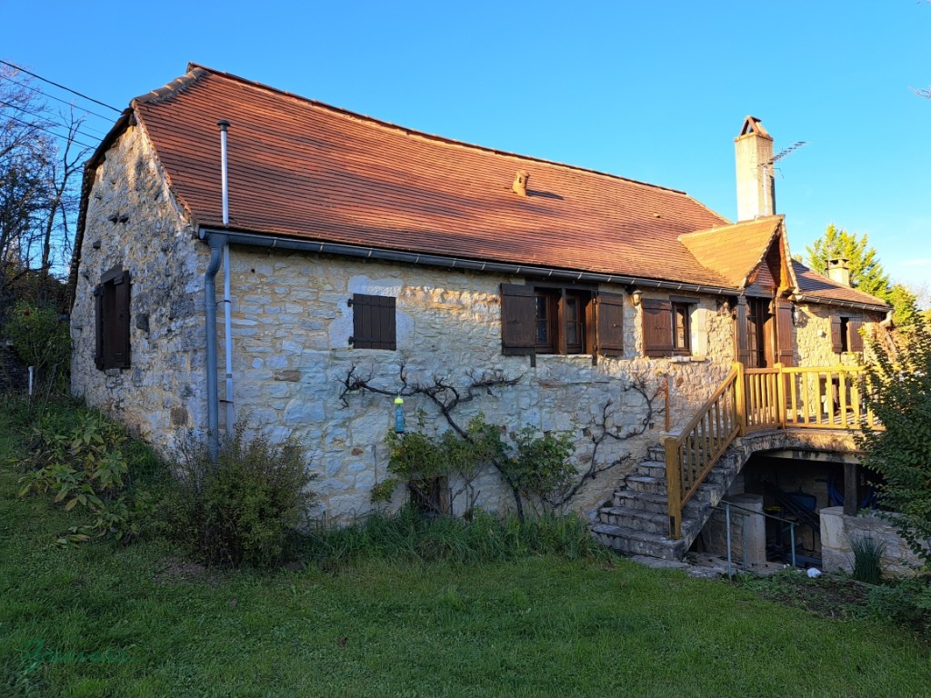 Bel ensemble en pierre constitué d’une ancienne grange convertie en habitation, d’une petite maison, dépendance avec four à pain
