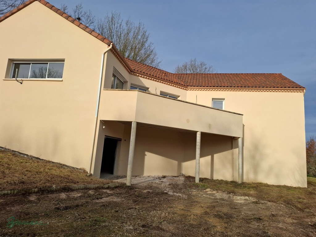 Maison récente sur grand sous-sol avec garage, d’environ 138 m² habitables de plain pied