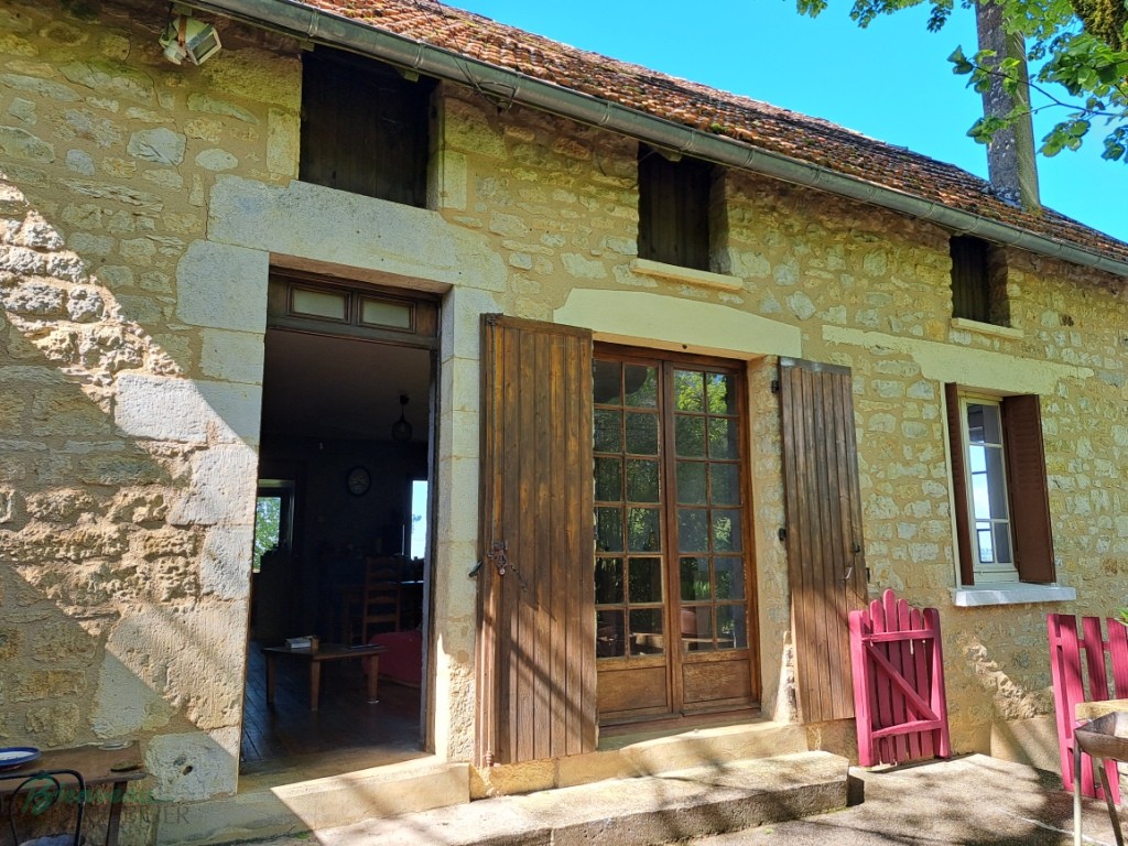 Maison ancienne en pierre, d’environ 62,5 m² habitables, sur caves avec grenier aménageable