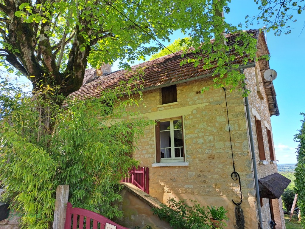 Maison ancienne en pierre, d’environ 62,5 m² habitables, sur caves avec grenier aménageable