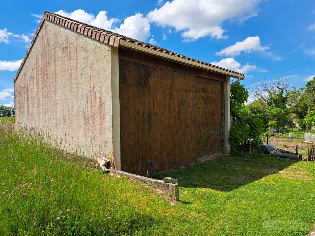 Jolie Maison de 1850 en pierre avec pigeonnier d’environ 150 m² au sol sur 3 niveaux sur un joli  terrain paysagé et verdoyant.