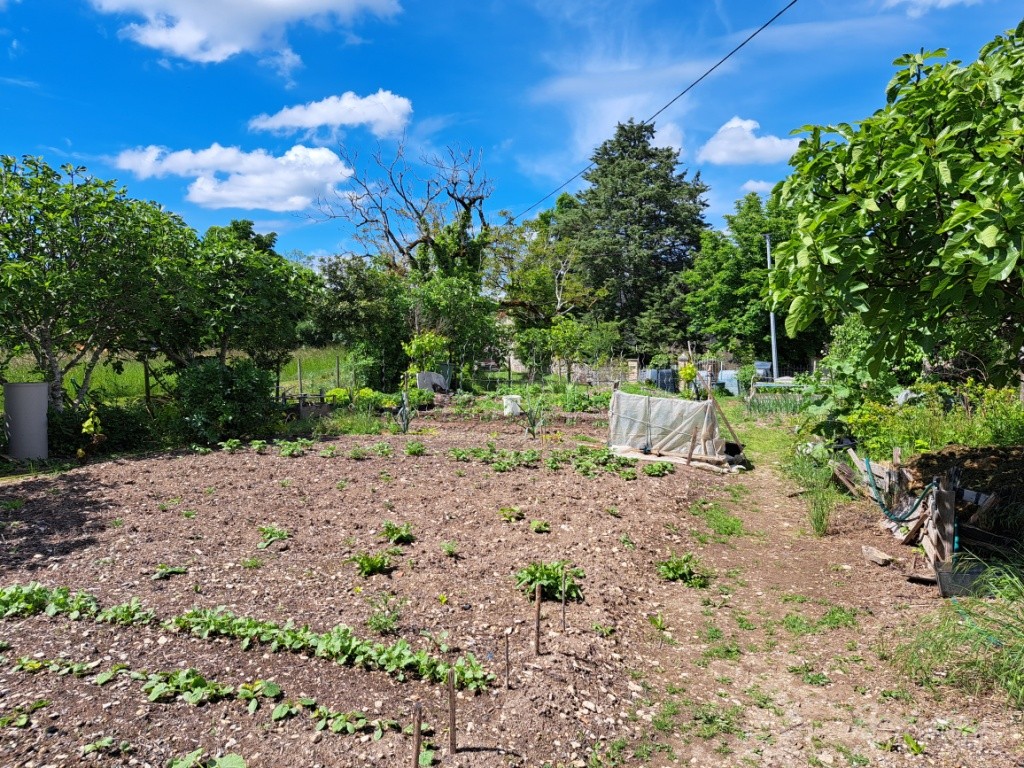 Jolie Maison de 1850 en pierre avec pigeonnier d’environ 150 m² au sol sur 3 niveaux sur un joli  terrain paysagé et verdoyant.
