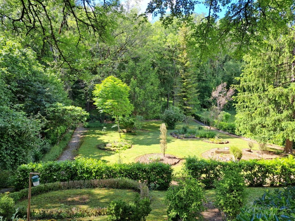 Jolie Maison de 1850 en pierre avec pigeonnier d’environ 150 m² au sol sur 3 niveaux sur un joli  terrain paysagé et verdoyant.