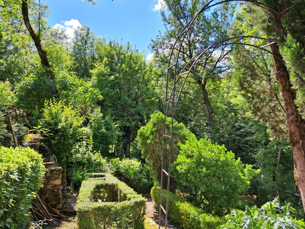 Jolie Maison de 1850 en pierre avec pigeonnier d’environ 150 m² au sol sur 3 niveaux sur un joli  terrain paysagé et verdoyant.