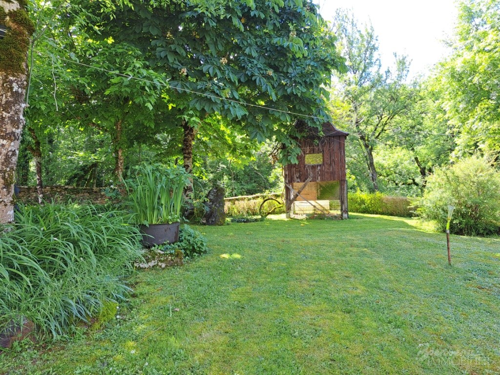 Jolie Maison de 1850 en pierre avec pigeonnier d’environ 150 m² au sol sur 3 niveaux sur un joli  terrain paysagé et verdoyant.