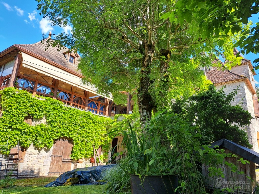 Jolie Maison de 1850 en pierre avec pigeonnier d’environ 150 m² au sol sur 3 niveaux sur un joli  terrain paysagé et verdoyant.