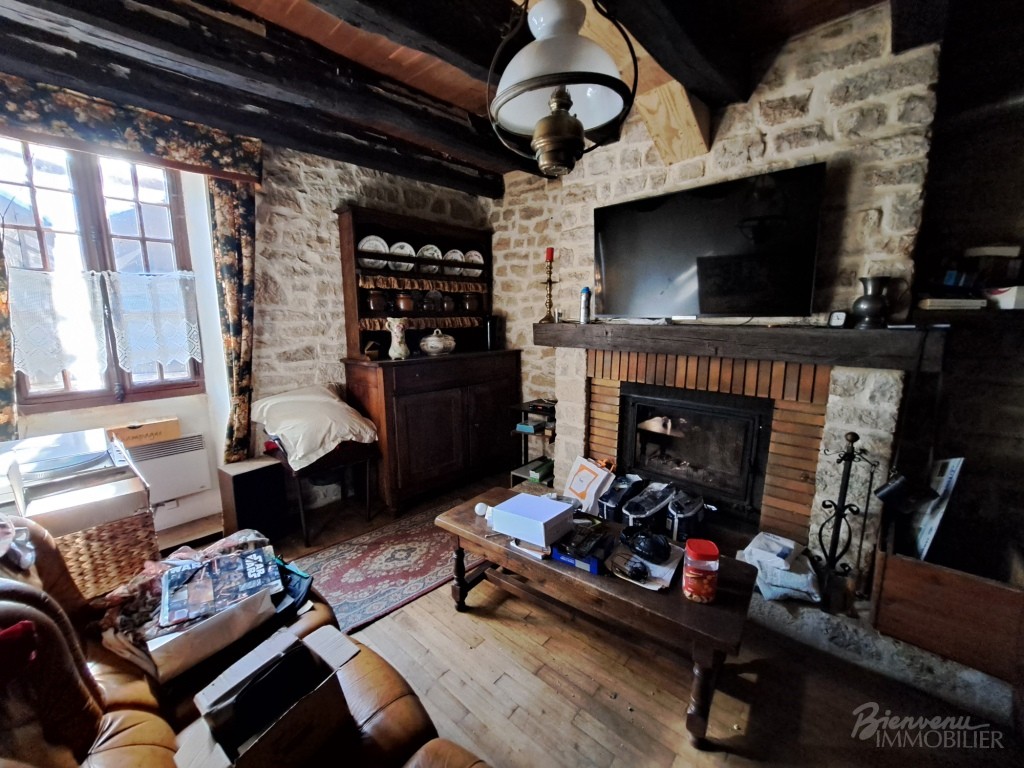 Jolie Maison de 1850 en pierre avec pigeonnier d’environ 150 m² au sol sur 3 niveaux sur un joli  terrain paysagé et verdoyant.
