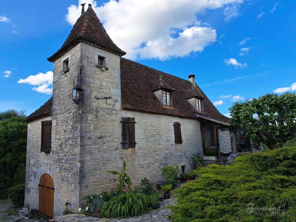 Jolie Maison de 1850 en pierre avec pigeonnier d’environ 150 m² au sol sur 3 niveaux sur un joli  terrain paysagé et verdoyant.