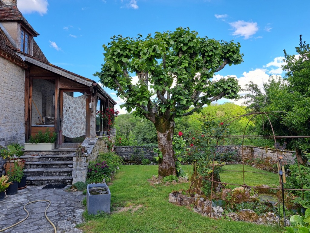 Jolie Maison de 1850 en pierre avec pigeonnier d’environ 150 m² au sol sur 3 niveaux sur un joli  terrain paysagé et verdoyant.