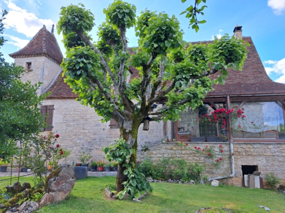 Jolie Maison de 1850 en pierre avec pigeonnier d’environ 150 m² au sol sur 3 niveaux sur un joli  terrain paysagé et verdoyant.