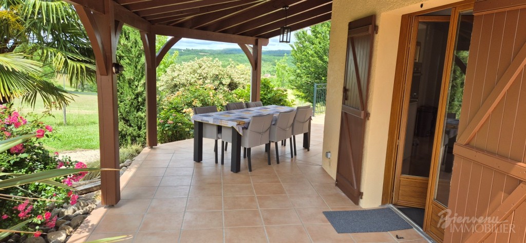 Grande maison tout confort, d’environ 160 m² sur 2 niveaux de plain-pied, avec terrasses, garage, piscine & pool-house aménagé,