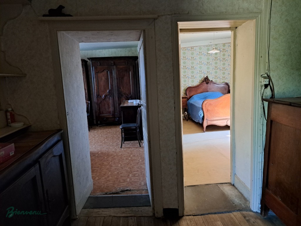Ensemble en pierre à rénover constitué d’une ancienne maison avec pigeonnier et agrandissement de 1970