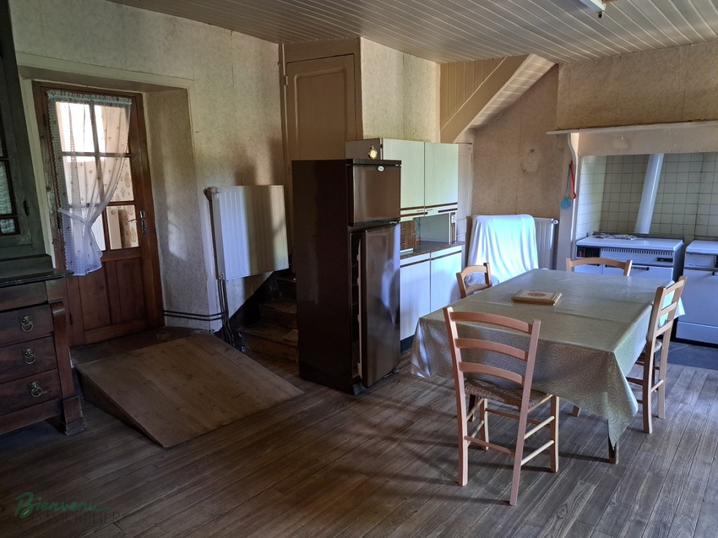 Ensemble en pierre à rénover constitué d’une ancienne maison avec pigeonnier et agrandissement de 1970