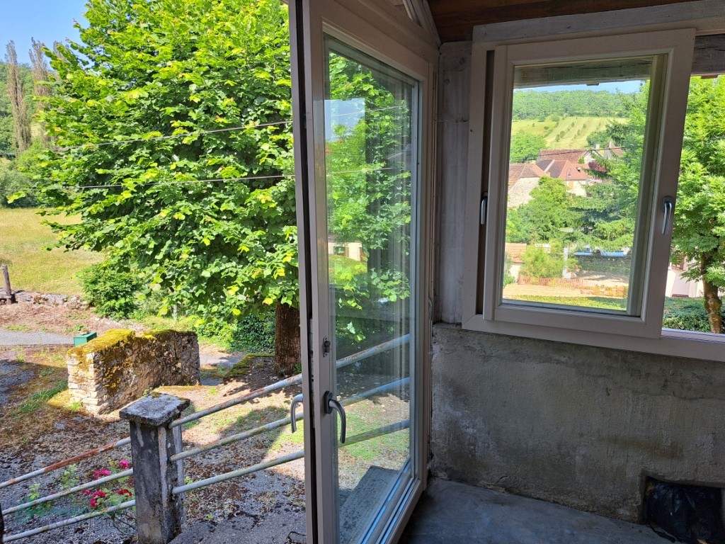 Ensemble en pierre à rénover constitué d’une ancienne maison avec pigeonnier et agrandissement de 1970