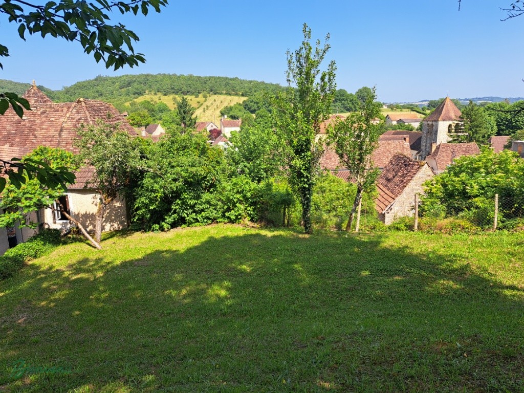 Ensemble en pierre à rénover constitué d’une ancienne maison avec pigeonnier et agrandissement de 1970