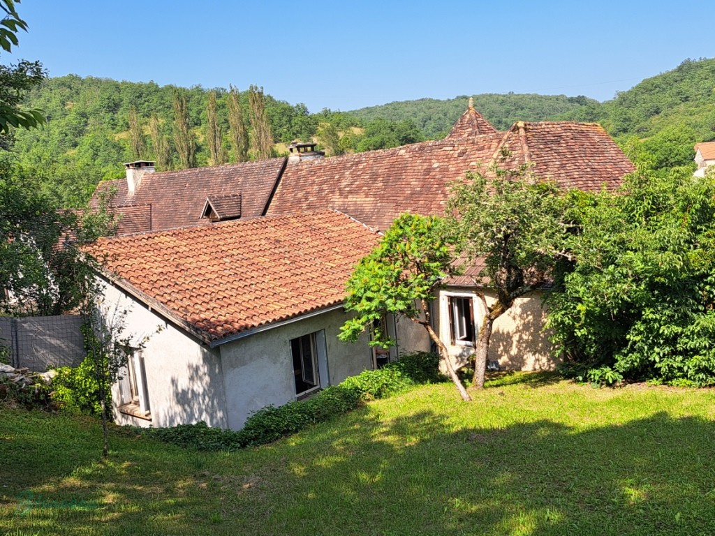 Ensemble en pierre à rénover constitué d’une ancienne maison avec pigeonnier et agrandissement de 1970