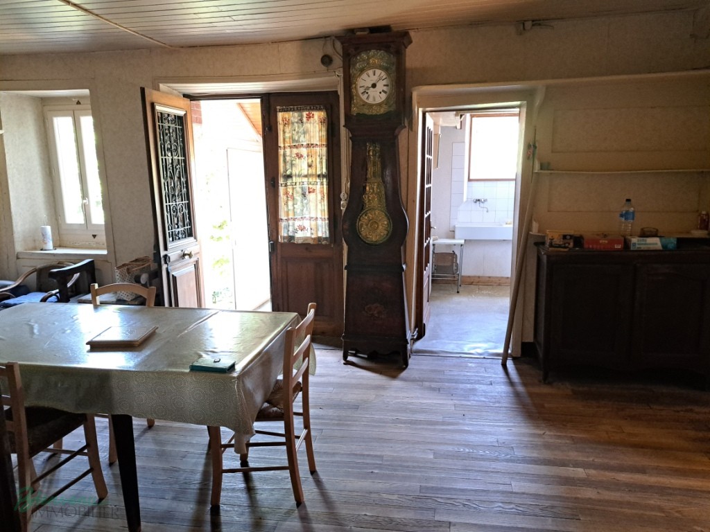 Ensemble en pierre à rénover constitué d’une ancienne maison avec pigeonnier et agrandissement de 1970