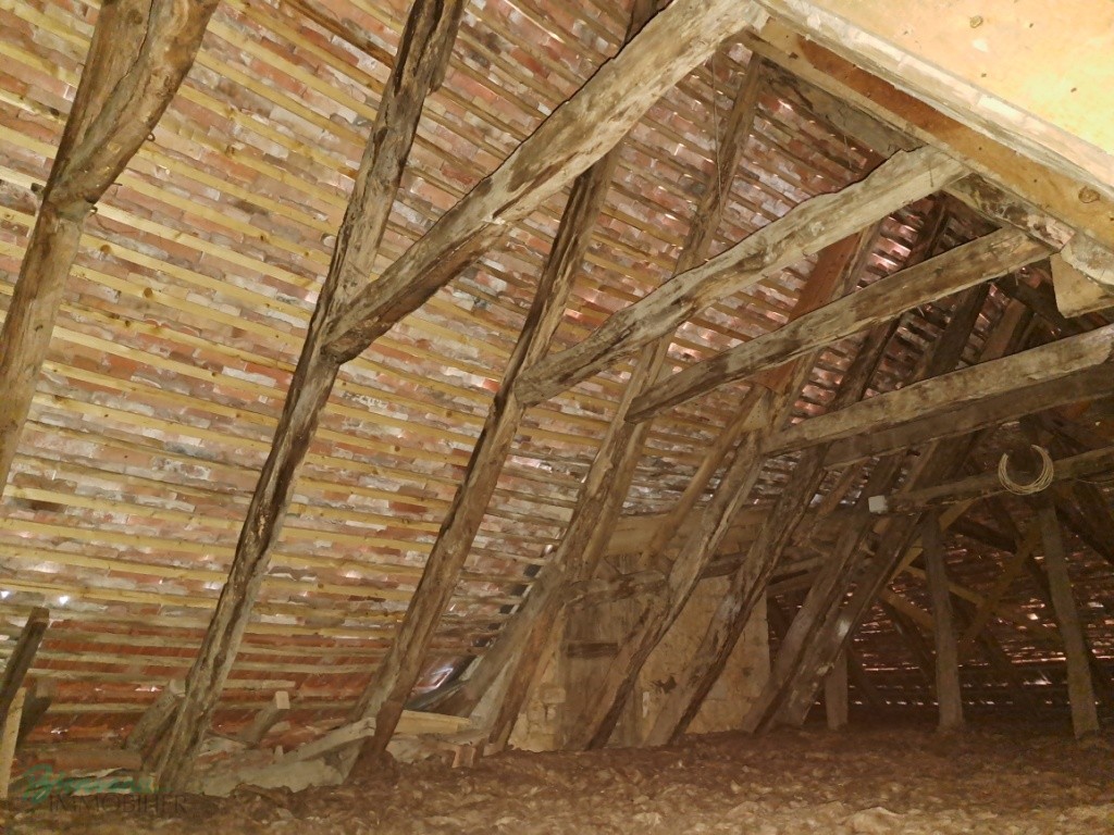 Ensemble en pierre à rénover constitué d’une ancienne maison avec pigeonnier et agrandissement de 1970
