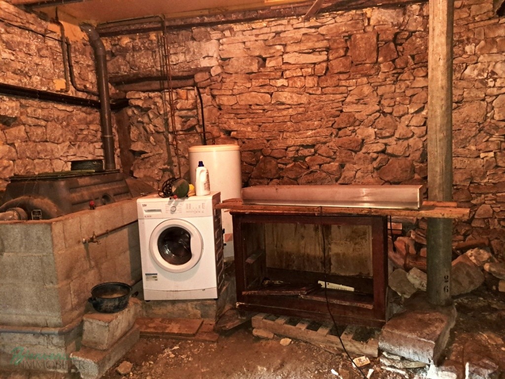 Ensemble en pierre à rénover constitué d’une ancienne maison avec pigeonnier et agrandissement de 1970