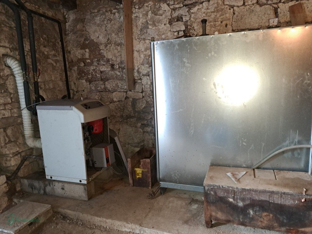 Ensemble en pierre à rénover constitué d’une ancienne maison avec pigeonnier et agrandissement de 1970