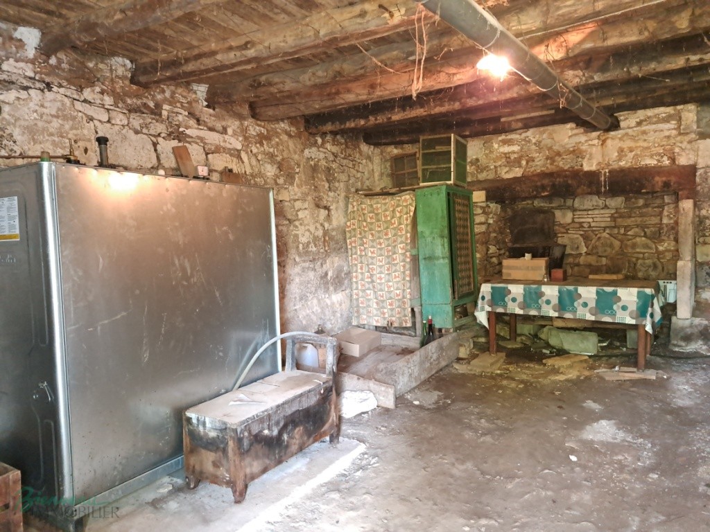 Ensemble en pierre à rénover constitué d’une ancienne maison avec pigeonnier et agrandissement de 1970