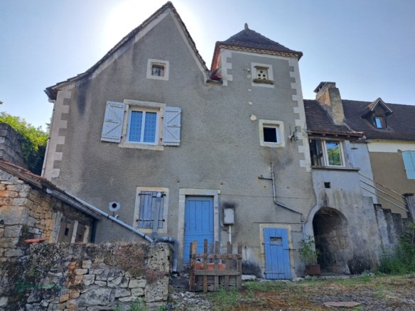 Ensemble en pierre à rénover constitué d’une ancienne maison avec pigeonnier et agrandissement de 1970