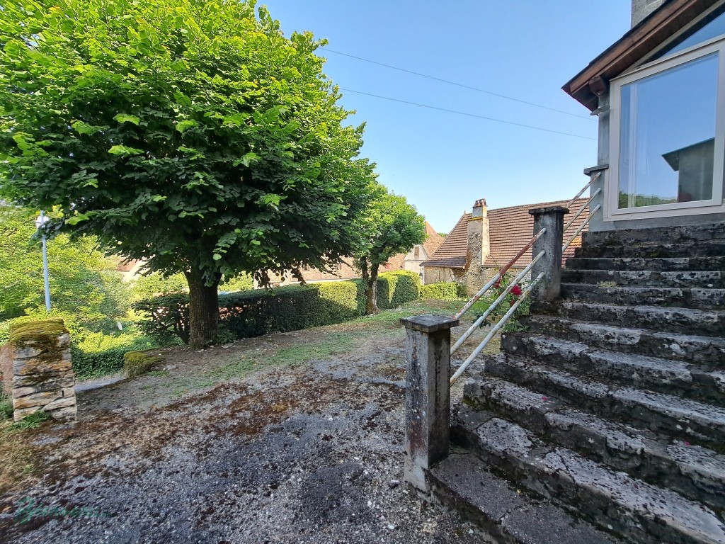 Ensemble en pierre à rénover constitué d’une ancienne maison avec pigeonnier et agrandissement de 1970