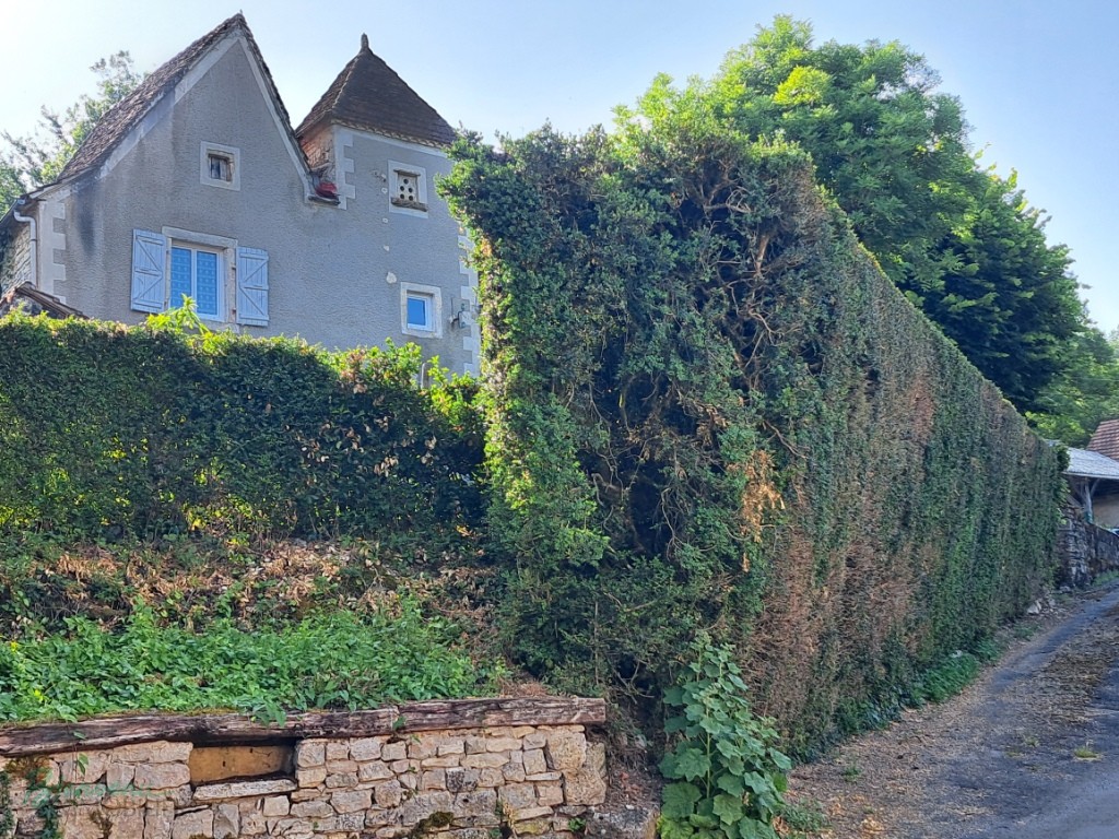 Ensemble en pierre à rénover constitué d’une ancienne maison avec pigeonnier et agrandissement de 1970