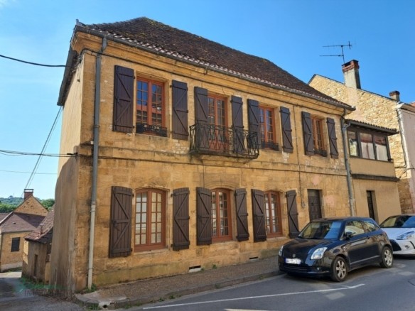 Belle maison de ville en pierres jaunes sur caves, de 140 m² habitables sur 2 niveaux