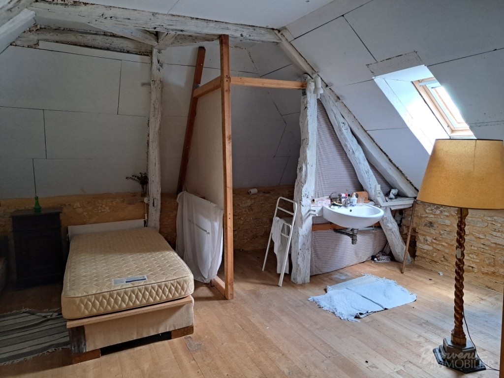 Bel ensemble en pierre constitué d’une maison de 1895 à rénover intérieurement et d’une Grange en partie aménagée.