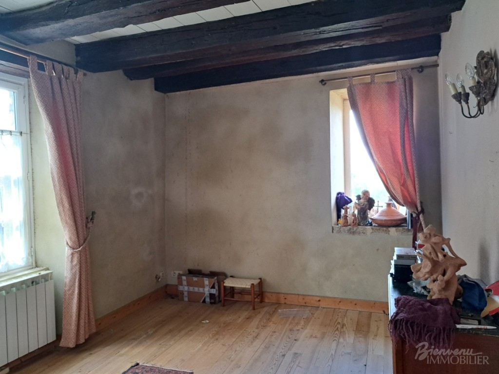 Bel ensemble en pierre constitué d’une maison de 1895 à rénover intérieurement et d’une Grange en partie aménagée.