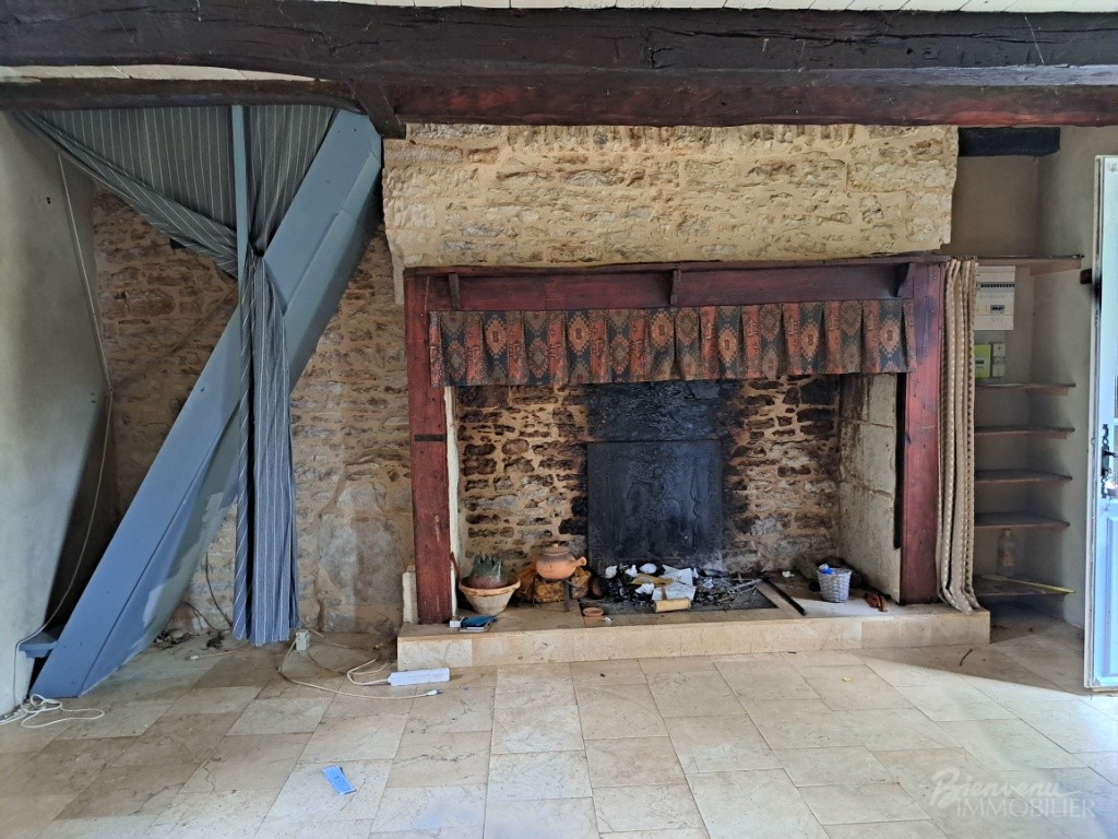 Bel ensemble en pierre constitué d’une maison de 1895 à rénover intérieurement et d’une Grange en partie aménagée.