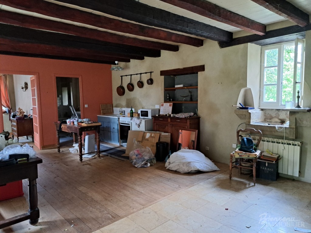 Bel ensemble en pierre constitué d’une maison de 1895 à rénover intérieurement et d’une Grange en partie aménagée.